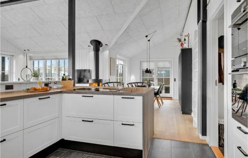 廚房, Cozy Home In Juelsminde With Wifi in 尤爾斯明納鎮中心