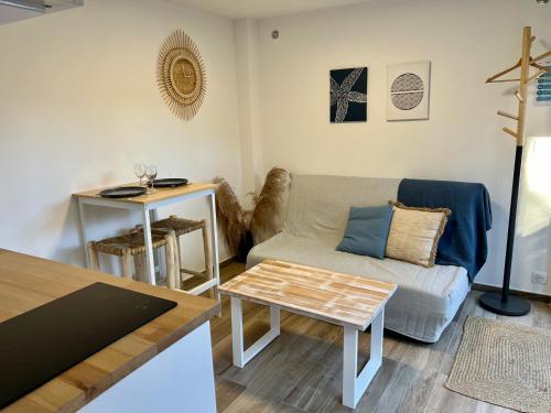 Studio with private car park and air con, Valbonne