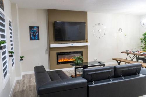 Edmonton Family Luxury Home AirHoky,PooLTable 14 Min Airport and Edmonton South, Party or Events Str in 尼斯庫