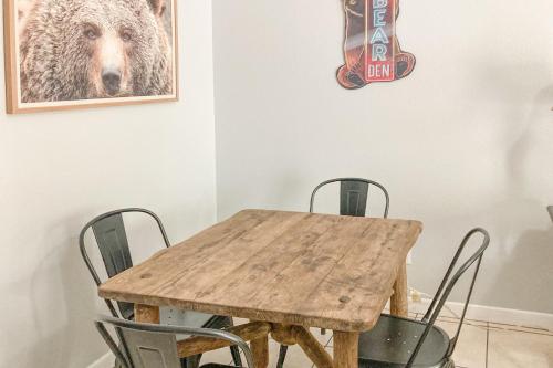 Wasser Lodge #102 - Beware of the Bear in New Braunfels, USA