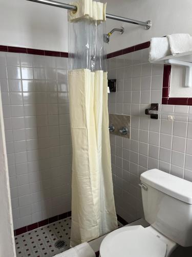 Vacation Inn motel - FT Lauderdale Airport and Cruise port - 샤워실