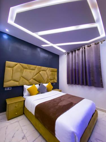 2 bedrooms, 6 beds