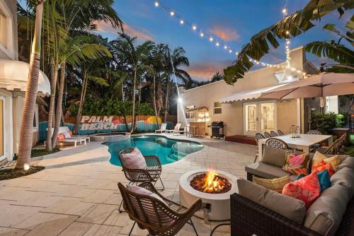 Lux WPB Oasis with Pool Spa and Game Room Sleeps 12