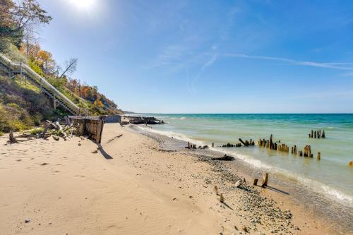 Cottage with Private Beach and Fire Pit in Manistee! in Manistee, USA