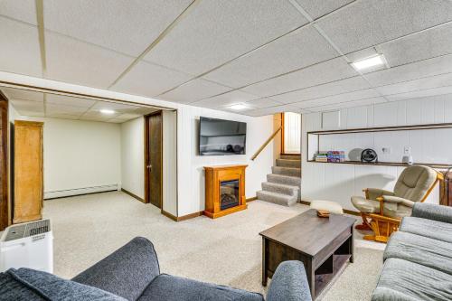 4 Mi to Beach Furnished Deck at Waterford Home! in Waterford