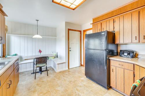 4 Mi to Beach Furnished Deck at Waterford Home! in Waterford