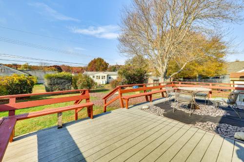 4 Mi to Beach Furnished Deck at Waterford Home! in Waterford