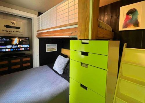 40Container withOutdoorBedroom 35miles NW of DwnTwn ATX in Leander, USA