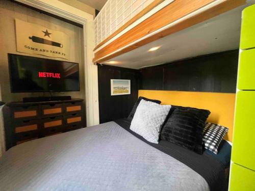 40Container withOutdoorBedroom 35miles NW of DwnTwn ATX in Leander, USA