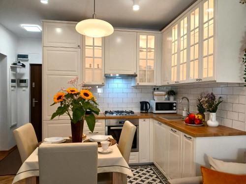 Downtown Elegant & Sunny Apartment Near Metro Central Station 3