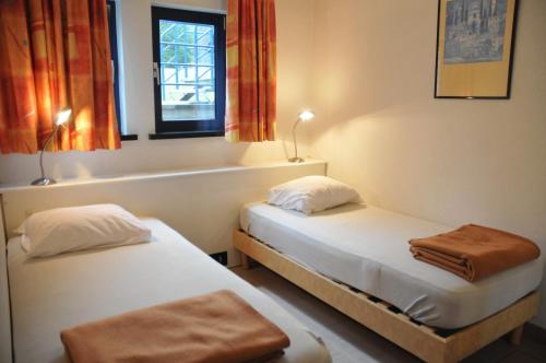 2 bedrooms, 4 beds