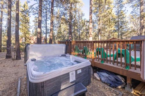 Swiss Bliss- Mountains, Pet Friendly and Jacuzzi in Big Bear Lake, USA