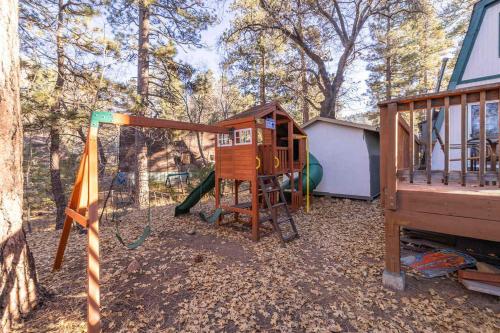 Swiss Bliss- Mountains, Pet Friendly and Jacuzzi in Big Bear Lake, USA