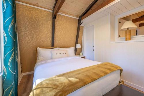 Swiss Bliss- Mountains, Pet Friendly and Jacuzzi in Big Bear Lake, USA