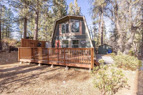 Swiss Bliss- Mountains, Pet Friendly and Jacuzzi in Big Bear Lake, USA