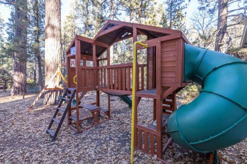 Swiss Bliss- Mountains, Pet Friendly and Jacuzzi in Big Bear Lake, USA