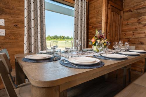 Riverfront, Ping Pong, Hot Tub, Switch, Play Area