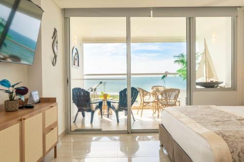 Suite VIP Frente al Mar | Piscinas y Puesta Sol CB715