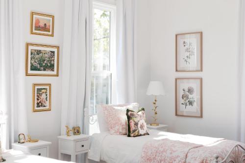 Historic Home For Groups! 8 min to DT! Sleeps 12