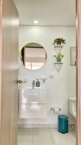 CB726 | Suite moderna frente al mar con balcón y cocina con isla