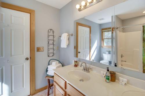 Coosawattee River Resort Home Mins from Blue Ridge in Ellijay, USA