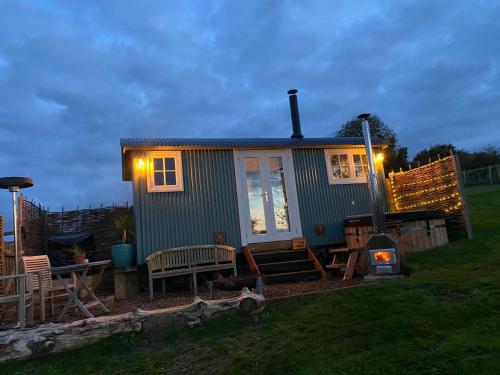 A luxurious sunrise & sunset Shepherds Hut with wood burning stove & Hot Tub, Elham Valley, Kent