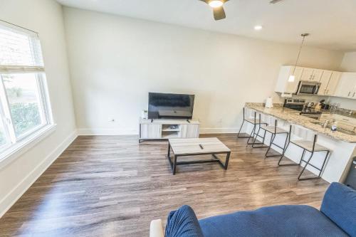 Stylish Townhome with Pool Clubhouse Amenities in Clemson, USA