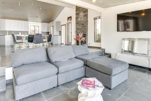 3 Mi to Beach: Home w/ Pool & Spa in Malibu!, Малибу (фото 5)