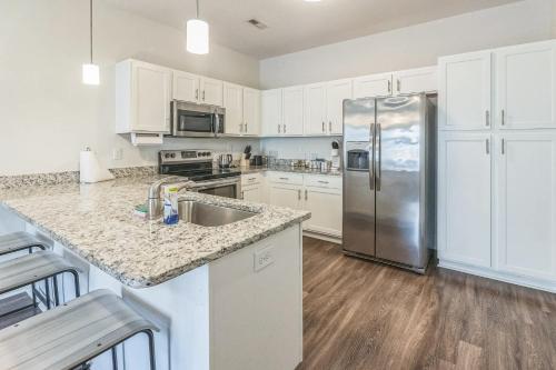 Stylish Townhome with Pool Clubhouse Amenities in Clemson, USA