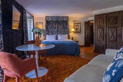 Giant Smart Room, Hot tub, PS5, in Historical Sintra Center inside 17th century Palace - Sintra WOW in Santa Maria e Sao Miguel