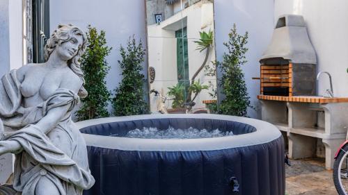 Giant Smart Room, Hot tub, PS5, in Historical Sintra Center inside 17th century Palace - Sintra WOW in Santa Maria e Sao Miguel