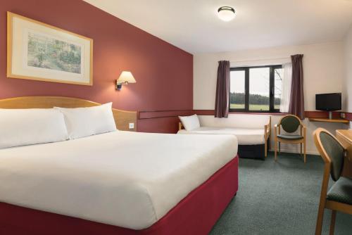 1 double bed, 1 sofa bed, 1 futon bed