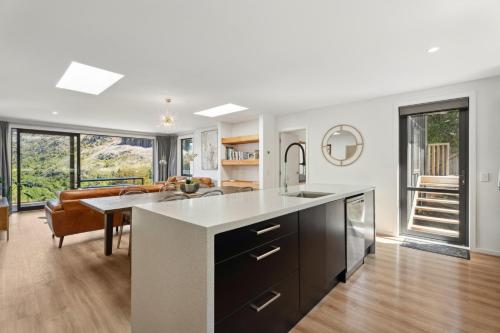 Sam's Sanctuary | Stunning Views & Spacious Home - image 2