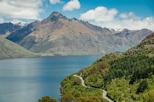 Sam's Sanctuary | Stunning Views & Spacious Home - image 3