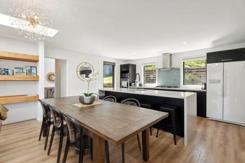 Sam's Sanctuary | Stunning Views & Spacious Home - image 10