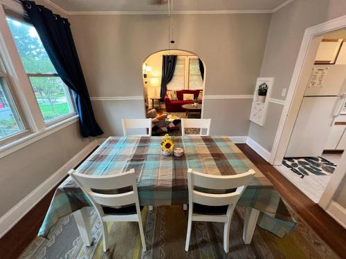 Private Bedroom Suite 3 in Cozy Comfy Bungalow 10 min from Downtown in Cincinnati, USA