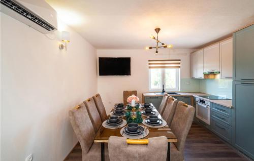 virtuve, Cozy Home In Benkovac With Sauna in Otrić