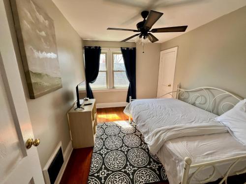 Private Bedroom Suite 2 in Comfy Cozy Bungalow 10 min from Downtown in Cincinnati, USA