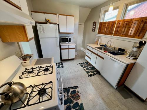 Private Bedroom Suite 2 in Comfy Cozy Bungalow 10 min from Downtown in Cincinnati, USA