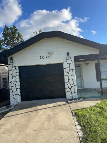 Cozy Haven with Premier Privacy 4 bedroom in Orlando West
