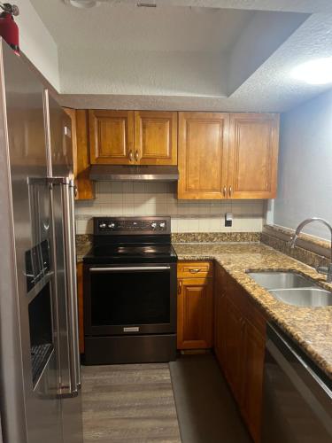 Cozy Haven with Premier Privacy 4 bedroom in Orlando West