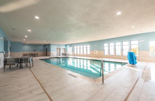 Holiday Inn Express Hotel and Suites Saint Robert By IHG - 수영장
