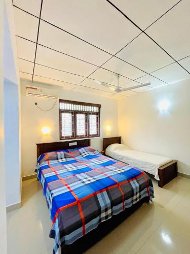 1 queen bed, 1 twin bed