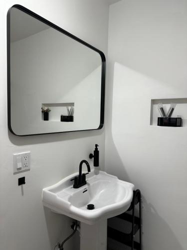 Modern, Remodeled Echo Park House-Walk to Sunset Blvd, Dodgers Stadium, Shops, Bars, Restaurants, Lake, Concerts in Los Angeles, USA