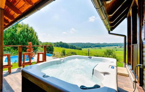 Peldbaseins, Awesome Home In Radakovo With Sauna in Gorkovec