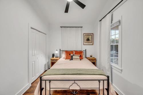 Fully Furnished Bungalow with Deck Near City Center in Nashville, USA