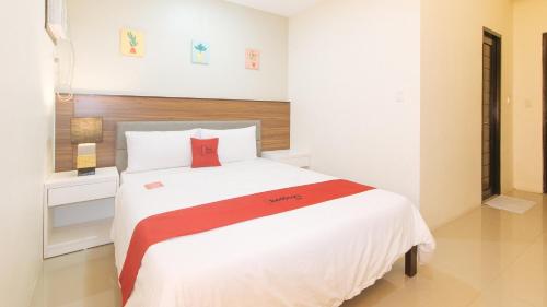 Deluxe Room room in RedDoorz @ Leoncia Apartelle Mandaue City