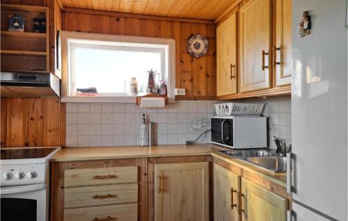 virtuve, Amazing Home In Rennesøy With House Sea View in Rennesoy