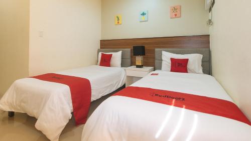 Twin Room image 6