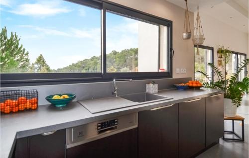 virtuve, Lovely Home In Saint-Nazaire in Saint-Nazaire (Languedoc-Roussillon)